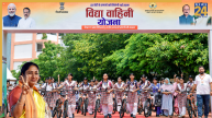 मुख्यमंत्री रेखा गुप्ता की पहल से आसान होगी बेटियों की राह, छात्राओं को बांटी 200 साइकिलें