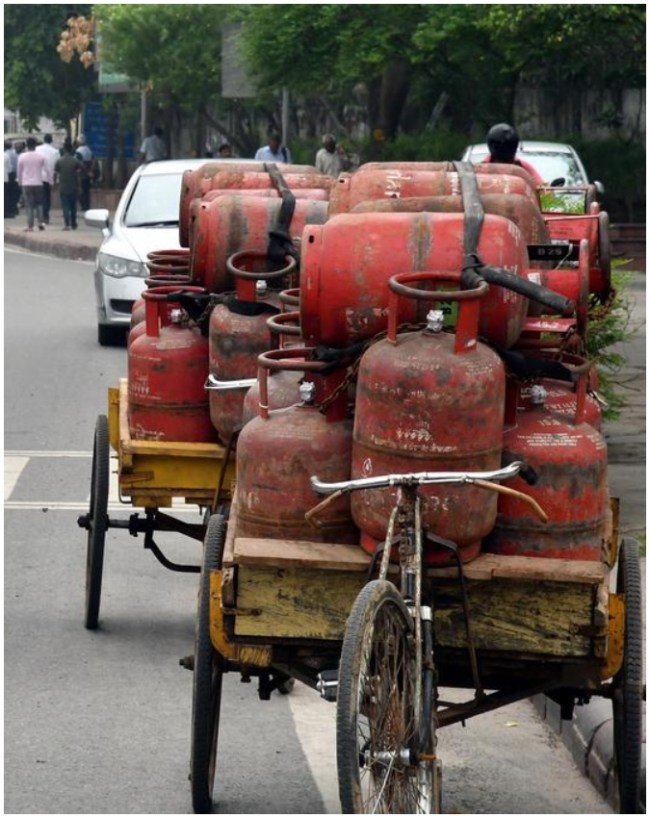 LPG Cylinder Rates Today: पटना, दिल्ली से मुंबई तक... जानें आज आपके शहर में कितने में मिलेगा गैस सिलेंडर, देखें पूरी लिस्ट-1-2