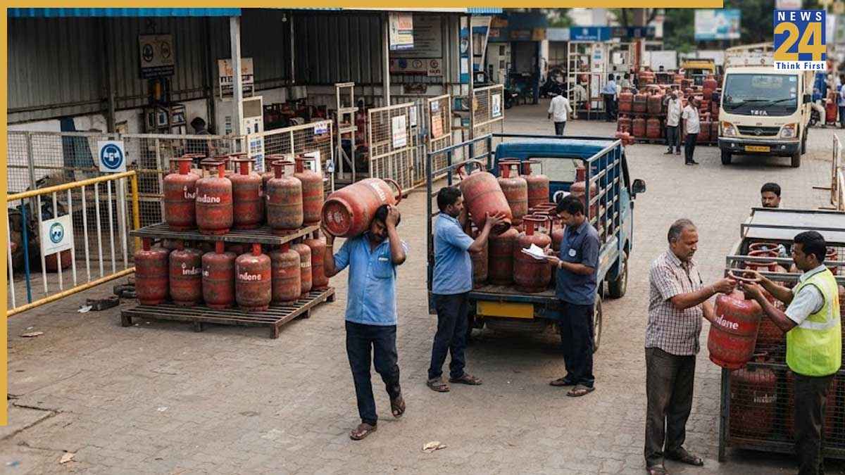 LPG Cylinder New Rates: 1 अगस्त से 202 रुपये सस्ता म‍िलेगा एलपीजी सिलेंडर, चेक करें अपने शहर के दाम