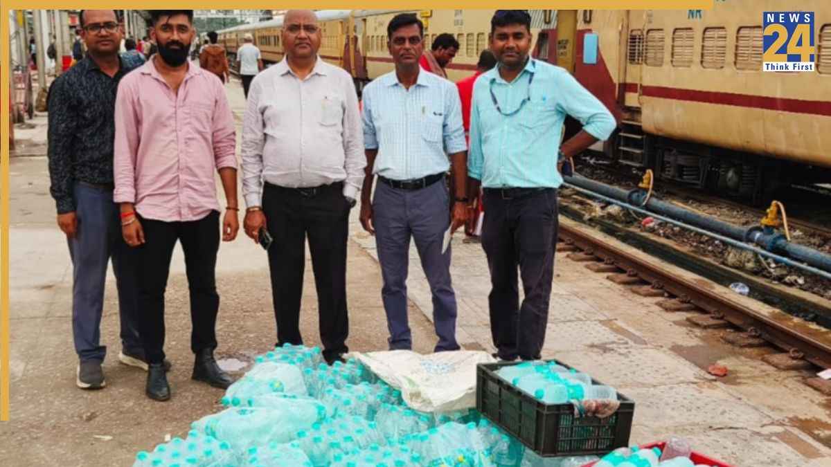 रेलवे यात्री सावधान! IRCTC ने जब्त कीं 8000 से ज्यादा पानी की बोतलें, आइसक्रीम और खाने-पीने की चीजें