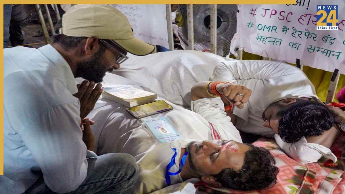 रांची छात्र आंदोलन: भूख हड़ताल पर बैठे प्रदर्शनकारी की तबीयत बिगड़ी, अस्पताल में कराया गया भर्ती