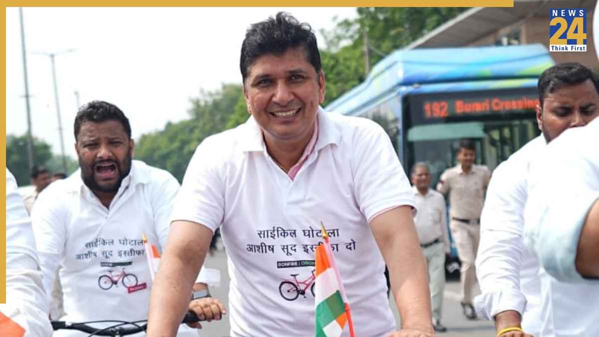 साइकिल घोटाले पर मंत्री आशीष सूद का इस्तीफा मांगने साइकिल से विधानसभा पहुंचे ‘आप’ नेता