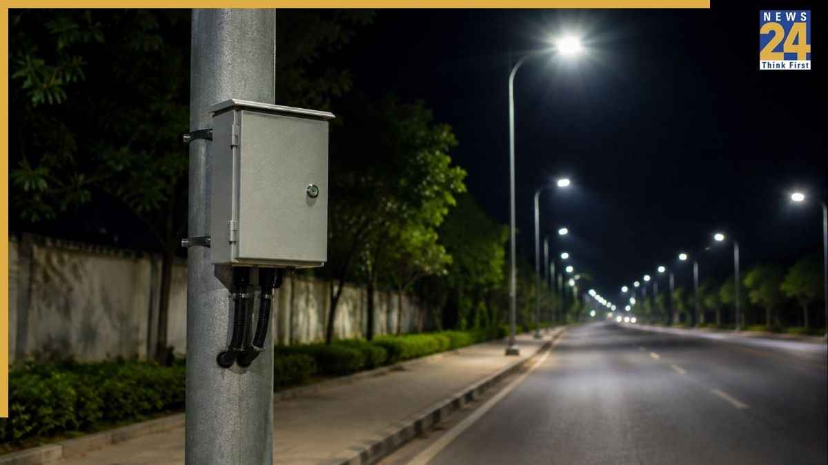 स्ट्रीट लाइट के पोल पर क्यों लगा होता है छोटा बॉक्स? जानें किस काम आता है ये डिवाइस