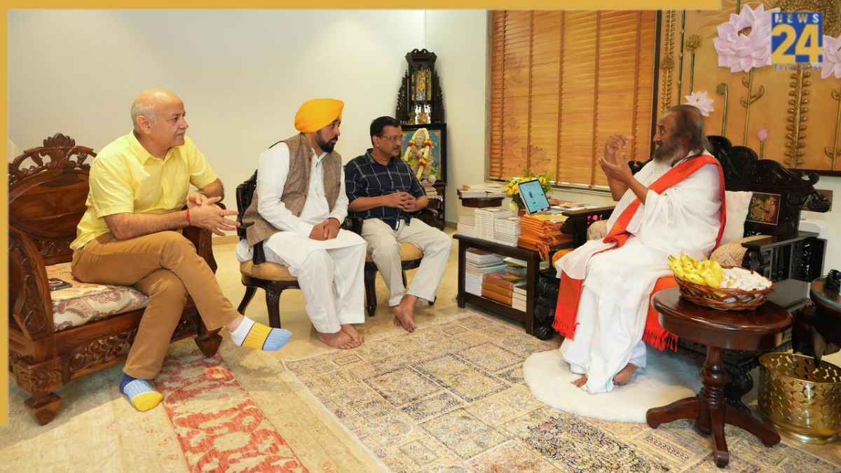 मुख्यमंत्री भगवंत सिंह मान ने अरविंद केजरीवाल और मनीष सिसोदिया के साथ श्री श्री रविशंकर जी का आशीर्वाद लिया
