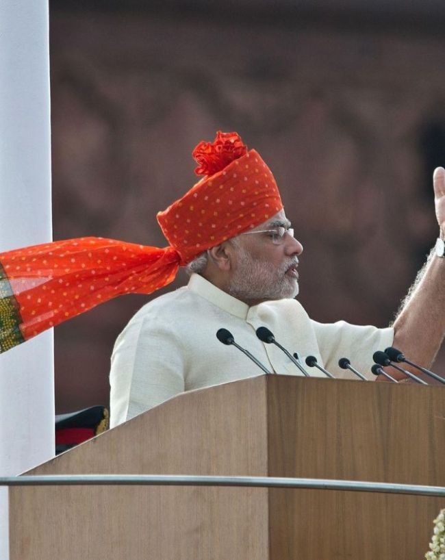 पीएम मोदी का खास लाल जोधपुर लुक 