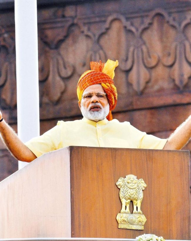 लाल-पीले रंग और गोल्डन पैटर्न में पीएम का खास अंदाज 