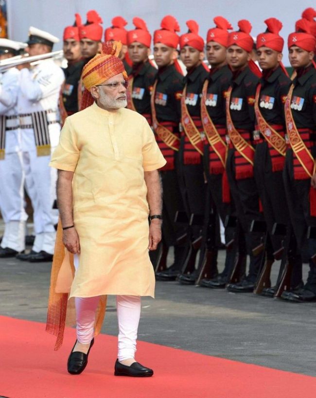 पीएम मोदी का ऑरेंज-रेड साफा लुक 
