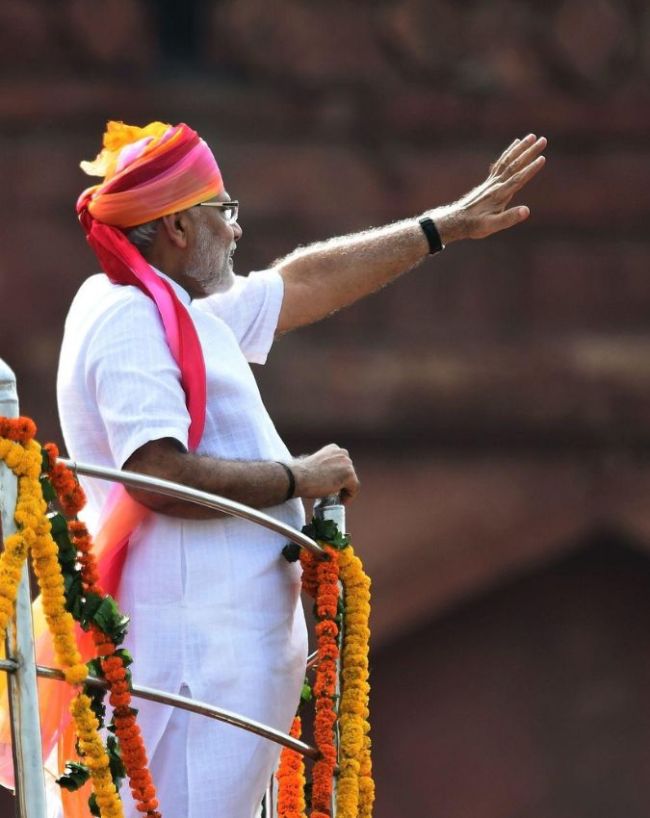 मल्टीकलर लहरिया अंदाज में दिखे थे पीएम मोदी 
