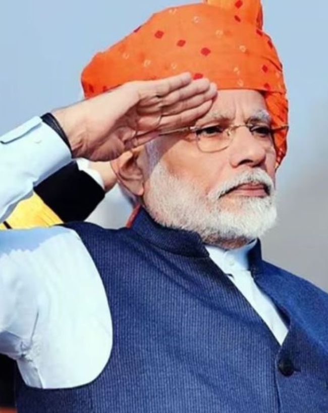 ऑरेंज-येलो पगड़ी ने खींचा सबका ध्यान 