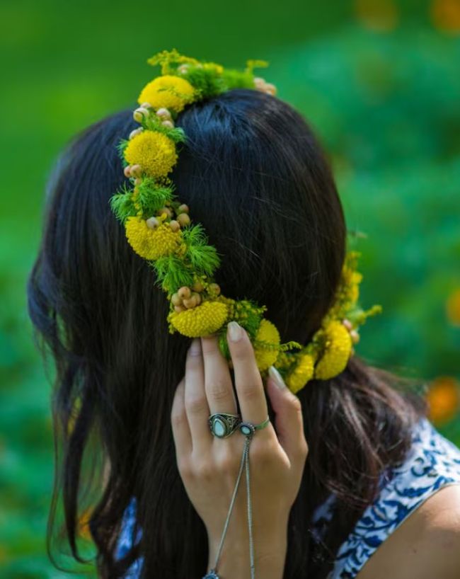गजरे के साथ हेयर क्लिप लगाना 