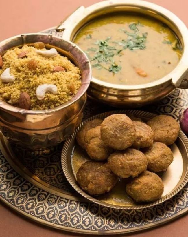 तीज की थाली में शामिल करें दाल बाटी