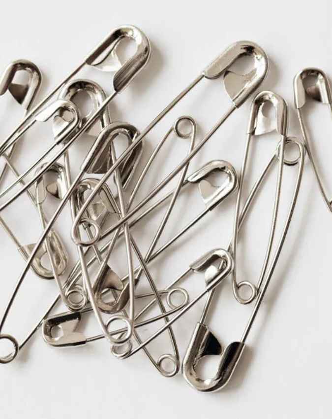 सेफ्टी पिन से स्ट्रैप को करें फिक्स