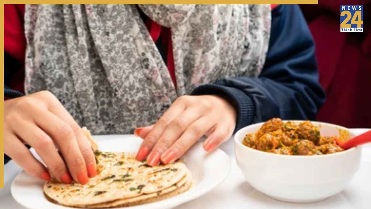 हाथ से खाना सिर्फ परंपरा नहीं, सेहत के लिए भी है फायदेमंद! गुरुदेव श्री-श्री रवि शंकर जी ने बताया