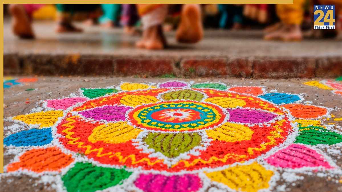 Janmashtami Rangoli Designs: कान्हा के स्वागत के लिए मंदिर के पास बनाएं ये 4 खूबसूरत रंगोली, पूजा करते वक्त देखते रह जाएंगे लोग