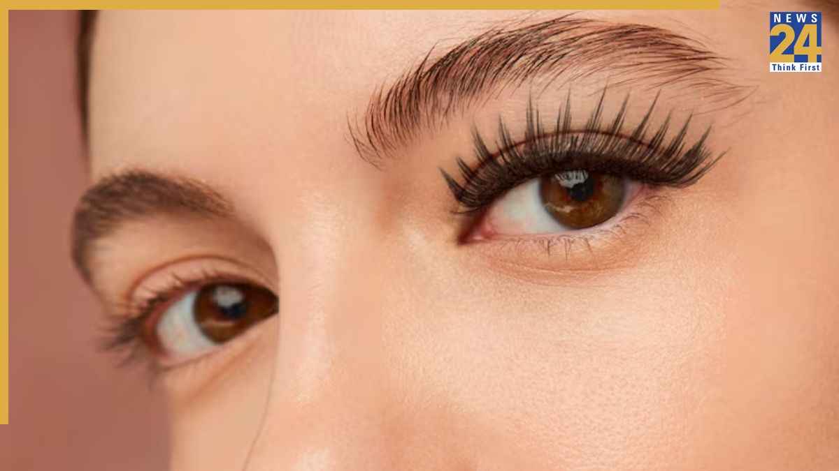Eye Makeup Tips: मस्कारा लगाने का सही तरीका क्या है? ज्यादातर महिलाओं को नहीं पता मेकअप की ये ट्रिक्स