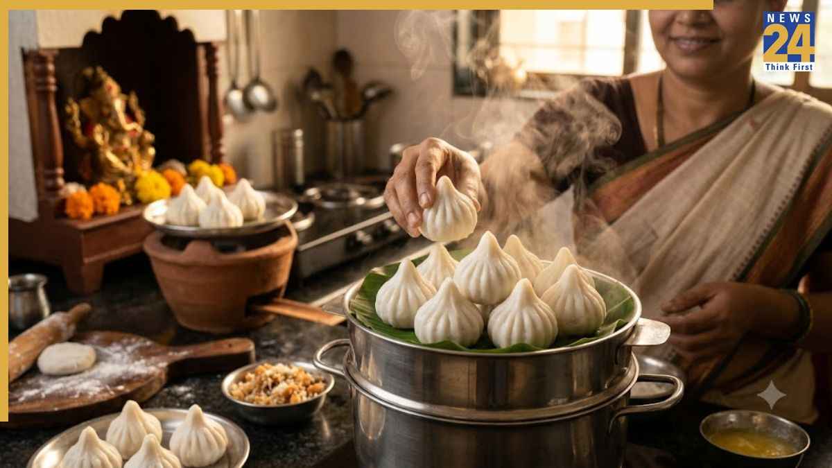 बप्पा के लिए महाराष्ट्र के फेमस स्टीम मोदक ऐसे करें तैयार, यहां जानिए आसान रेसिपी