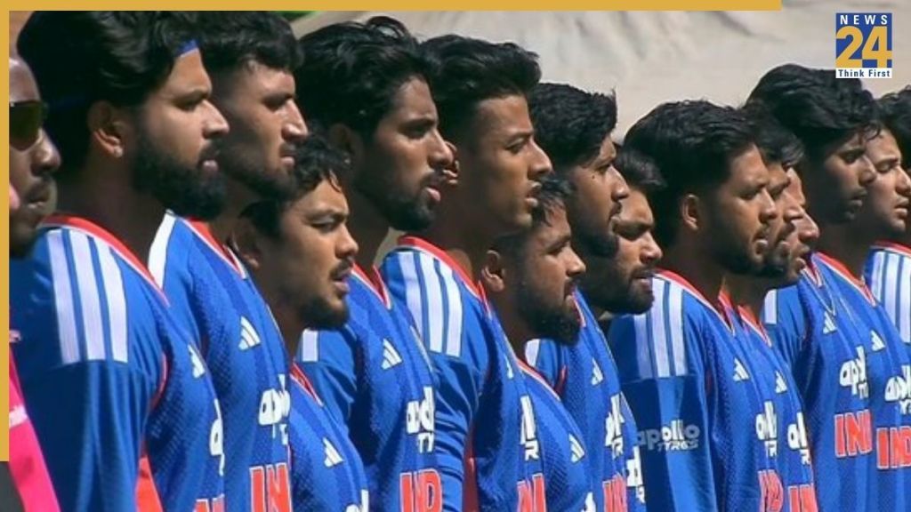 भारतीय टीम राष्ट्रगान के दौरान/ Image Source: Screengrab; Fancode