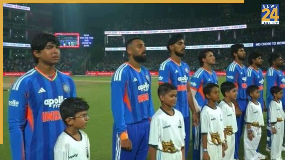 भारतीय टीम राष्ट्रगान के दौरान/ Image Source: Screengrab; Fancode