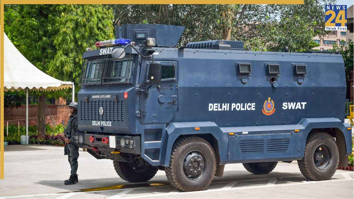 दिल्ली के तीन स्कूलों में मिली बम की धमकी, छात्रों को निकाला गया बाहर; जांच के लिए पहुंची पुलिस