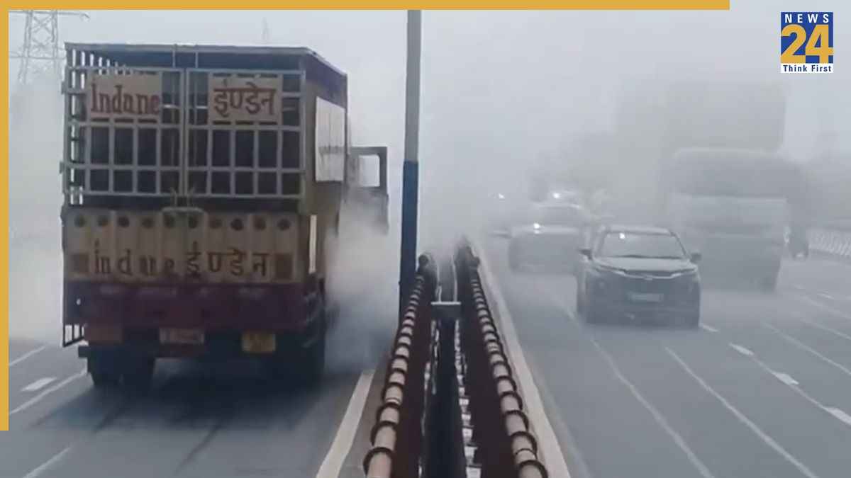 नोएडा: LPG सिलेंडर से भरे ट्रक में लगी आग, एलिवेटेड रोड पर हुआ हादसा, लाखों का नुकसान