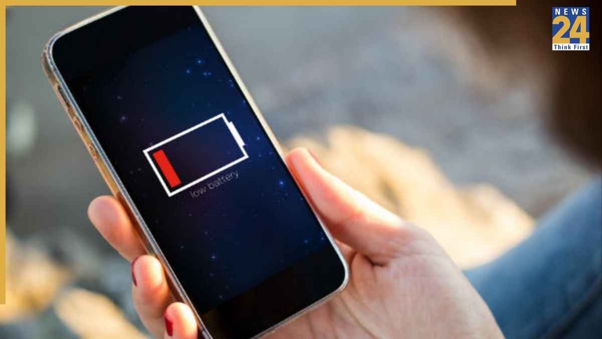 100% से कुछ ही देर में 30% पर आ गई फोन की बैटरी, ये 5 सेटिंग्स बदलते ही ठीक होगी परेशानी!