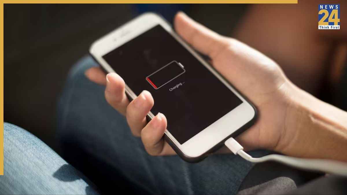 फोन की बैटरी कुछ ही घंटों में हो जाती है खत्म? ये 4 सेटिंग तुरंत कर लें चेक 