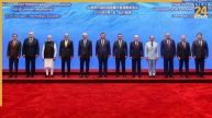 SCO समिट के मंच पर जब PM मोदी कर रहे थे शी जिनपिंग से बात, नजरें चुराते दिखे शहबाज शरीफ