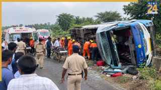 बालोद में यात्री बस पलटी, कंडक्टर की मौत; 17 यात्री घायल, अस्पताल में चल रहा इलाज