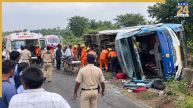 बालोद में यात्री बस पलटी, कंडक्टर की मौत; 17 यात्री घायल, अस्पताल में चल रहा इलाज