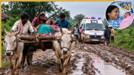 टूटी सड़क पर जमा थी कीचड़, रास्ते में फंस गई एंबुलेंस; प्रसव पीड़ा में महिला को बैलगाड़ी से ले जाना पड़ा