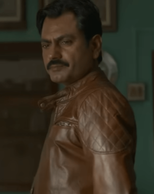 रात अकेली है