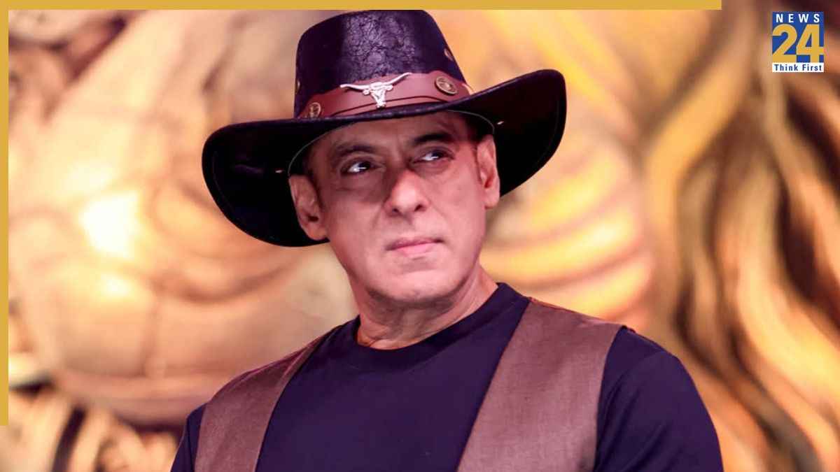 Salman Khan Bigg Boss 20 Fees: सलमान खान का रियलिटी शो 'बिग बॉस 20' चर्चाओं में बना हुआ है. इस शो में कंटेस्टेंट्स शुरुआती दिनों में ही ऑडियंस का दिल जीतते नजर आ रहे हैं. वहीं अब सलमान खान की फीस पर भी नया अपडेट सामने आया है.