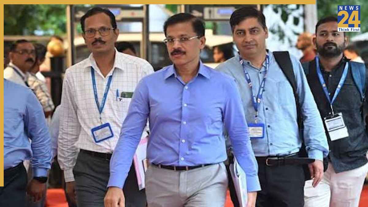 IAS officer Tukaram Mundhe, devendra Fadnavis, eknath Shinde, Instagram followers