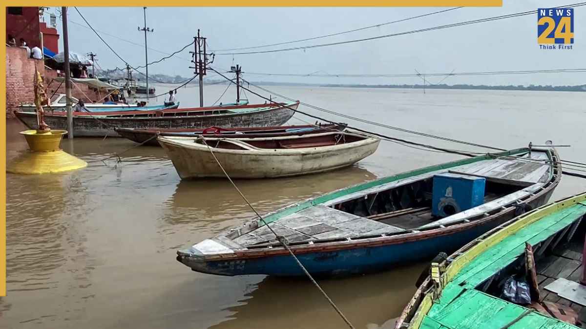 वाराणसी में गंगा नदी का जलस्तर खतरे के निशान के पार, नाव चलाने पर लगी रोक; घाटों पर जाने से किया मना