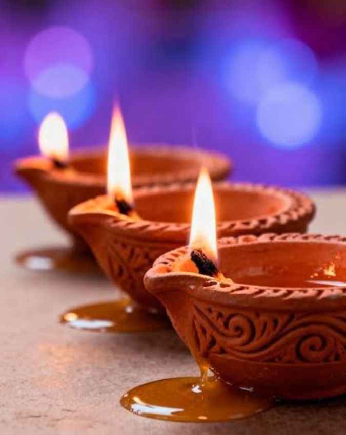 दीयों और मोमबत्तियां आएंगी काम 