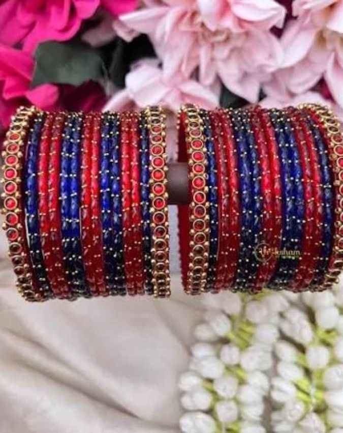 लाल चूड़ियों के साथ मिलाएं रॉयल ब्लू