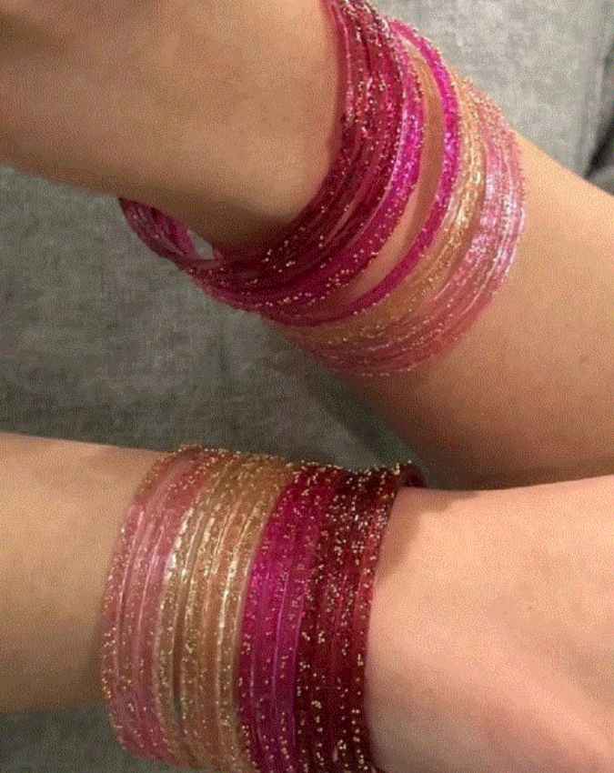 लाल चूड़ियों के साथ मिलाएं पिंक रंग 