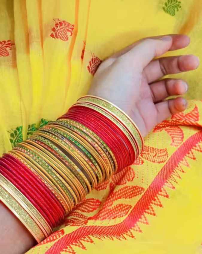 लाल चूड़ियों के साथ मिलाएं पीला रंग
