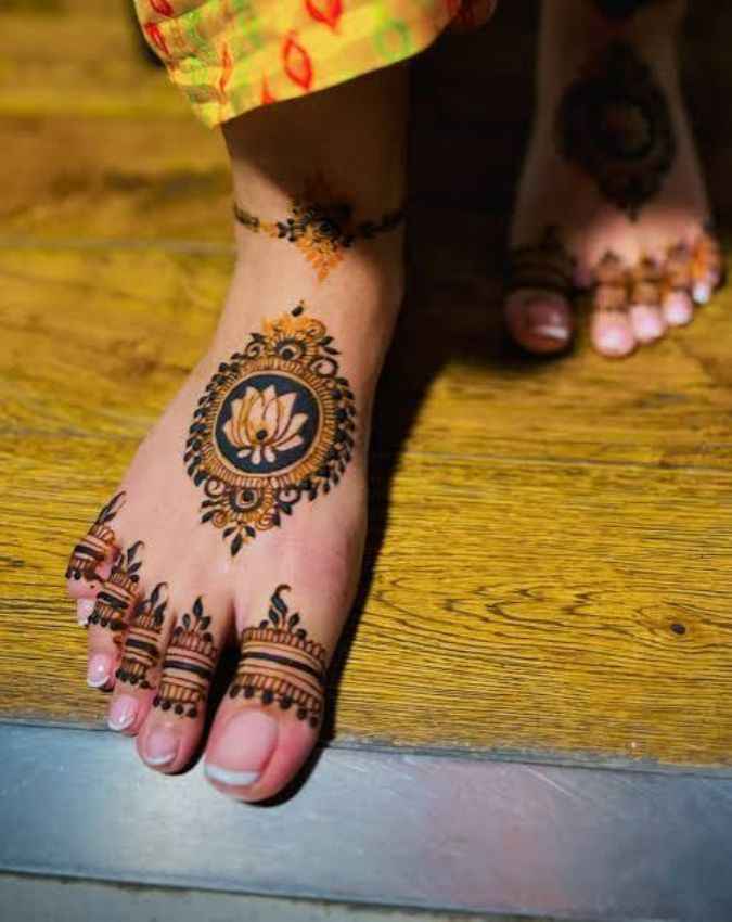 फूलों वाला फुट मेहंदी डिजाइन