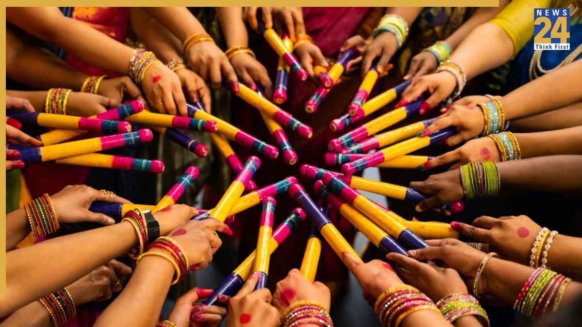 Dandiya Decoration: रिबन, मोती और गोटे से सजाएं डांडिया स्टिक, घर पर आसानी से बनाएं डिजाइन
