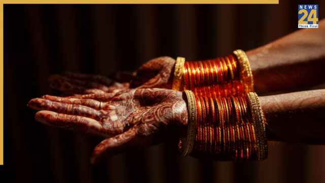 करवा चौथ पर लाल चूड़ियों के साथ पहनें ये रंग, हाथों की खूबसूरती में लग जाएंगे चार चांद