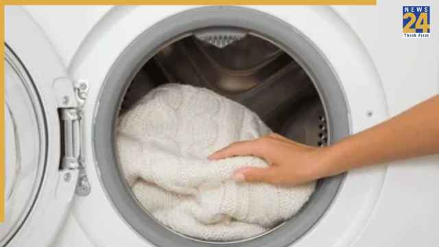 Winter Hacks: स्वेटर धोते समय न करें ये गलतियां, खराब हो सकते हैं महंगे कपड़े