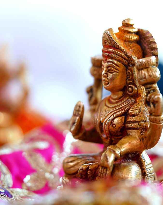 भगवान की मूर्ति या सिक्का