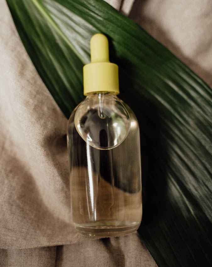 पतली आइब्रो के लिए कैस्टर ऑयल 