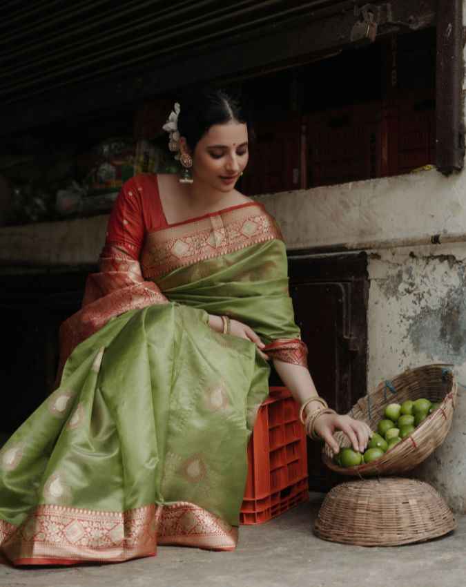 साटिन सिल्क साड़ी 