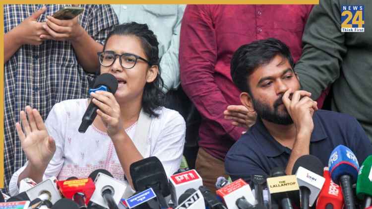 तिरंगा मार्च के बाद अभिजीत दीपके अरेस्ट, नेहा बोरा को दिल्ली पुलिस ने छोड़ा