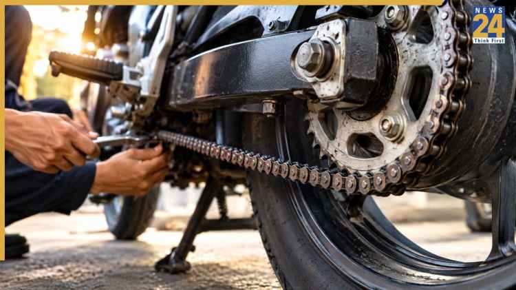 बाइक की चेन से क्यों आती है खटखट की आवाज? इसे ऐसे करें ठीक