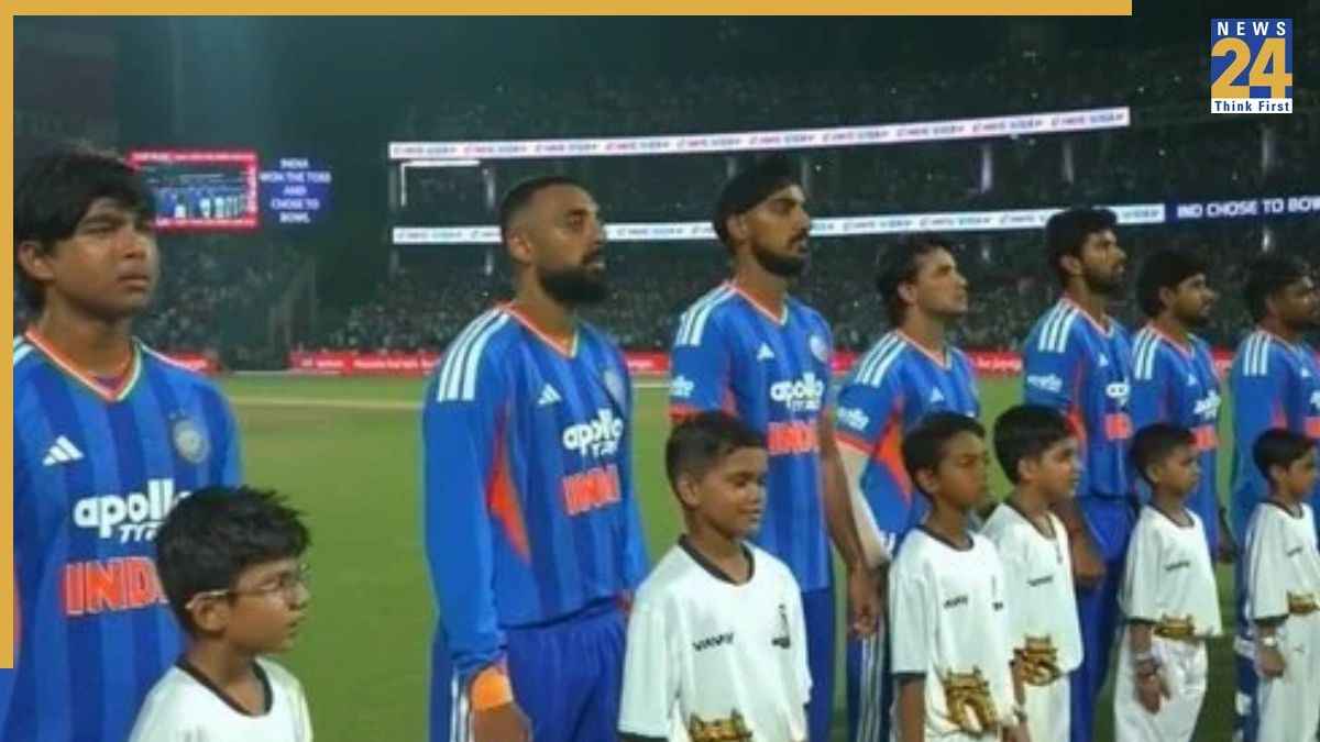 भारतीय टीम राष्ट्रगान के दौरान/ Image Source: Screengrab; Fancode