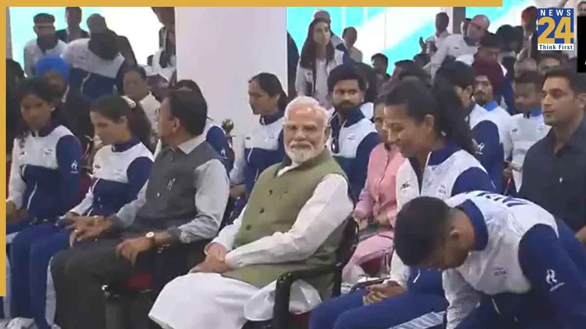 पीएम मोदी भारतीय खिलाड़ियों के साथ/ Image Source: ANI