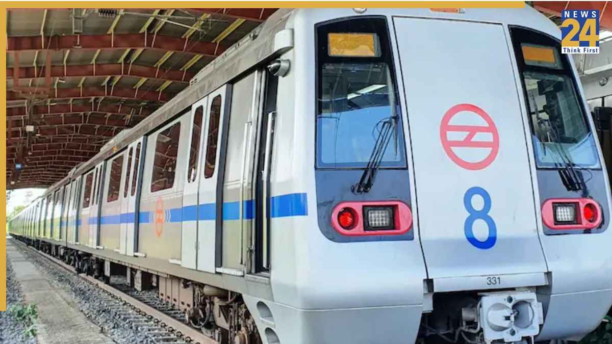 Delhi Metro, DMRC Video, Delhi Metro Video, Senior Citizen Seat Dispute, Former IAS Officer, Delhi Metro seat video